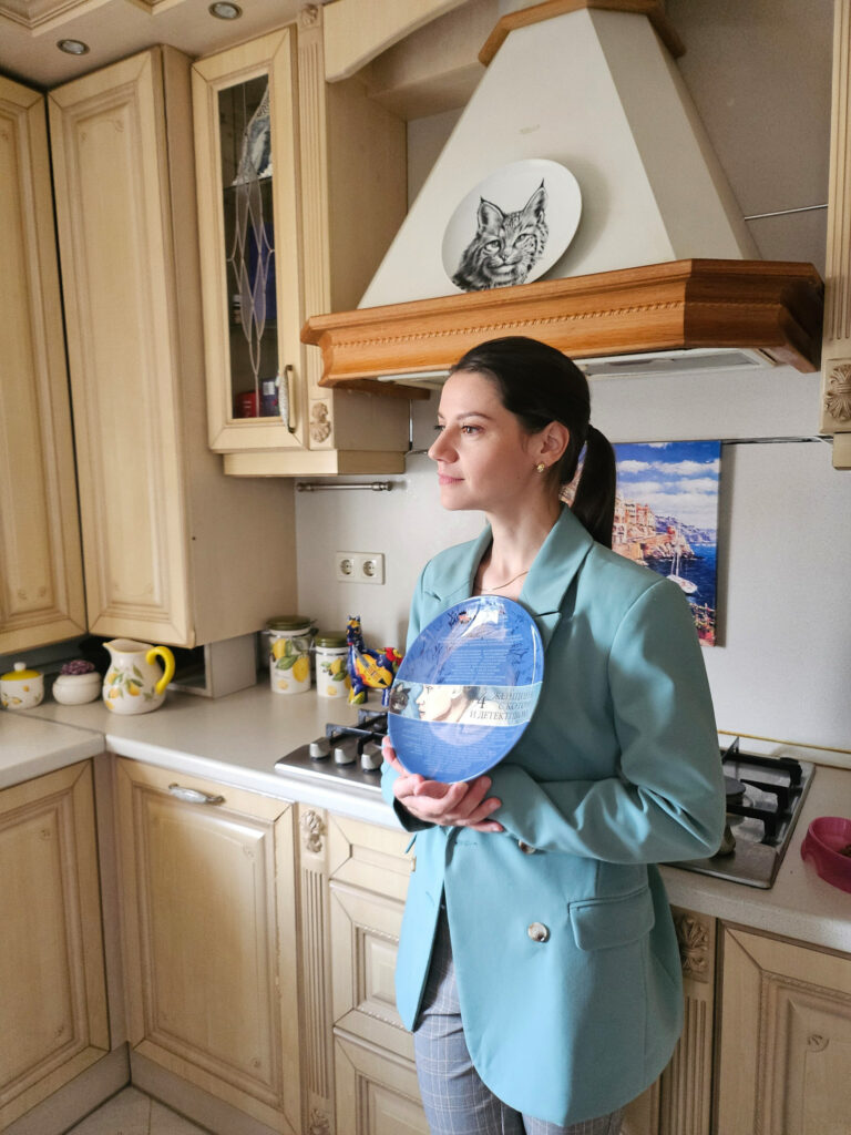 ЖЕНЩИНА С КОТОМ И ДЕТЕКТИВОМ – 4 (2024)